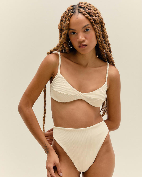 TOP MONICA CON CUELLERA ACOLCHADA Y REGLONES, BLANCO ARCILLA