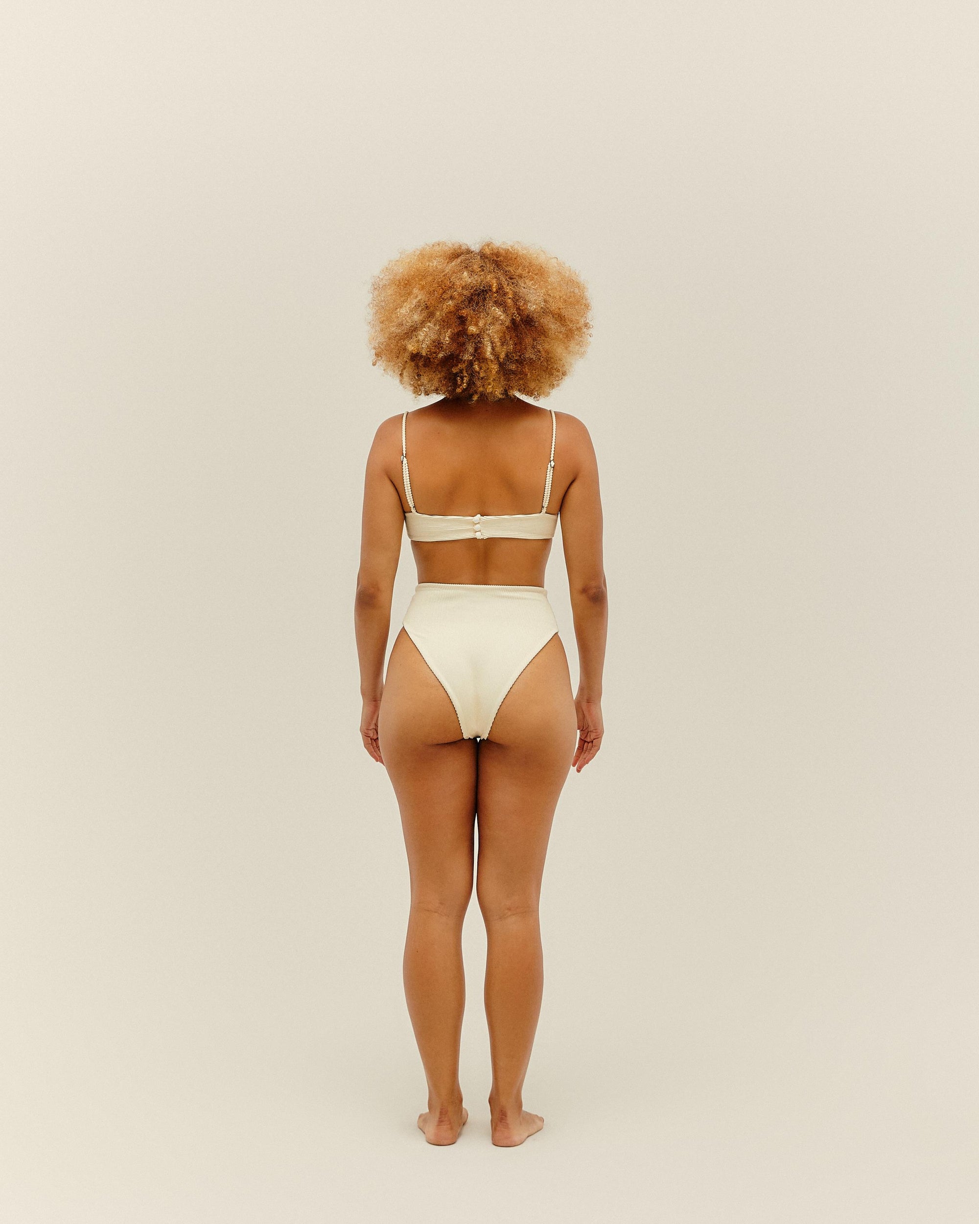 Pantalones cortos de talle alto con ribetes, color blanco arcilla