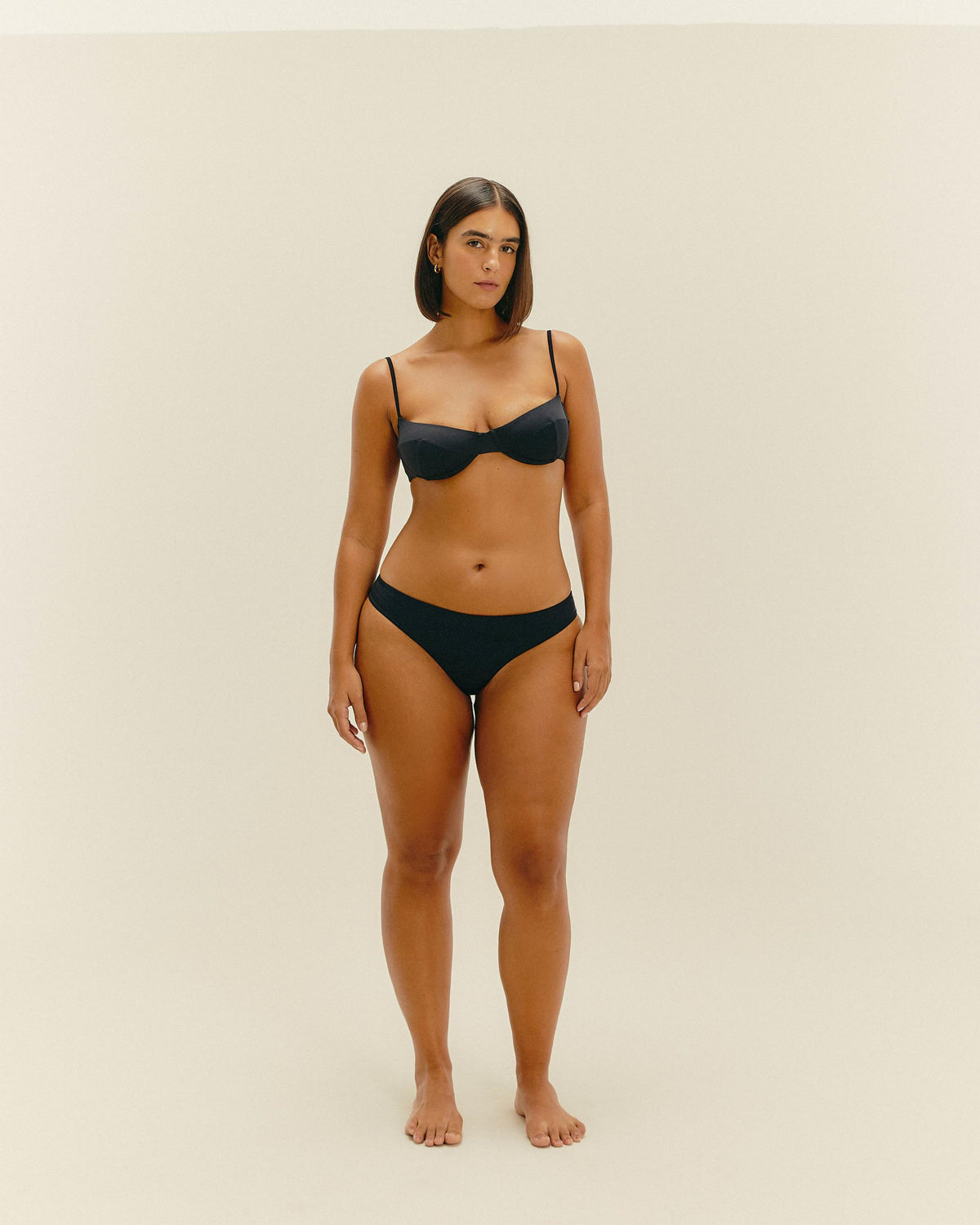 SHORTS NEGROS CON DETALLES DE TUBERÍAS