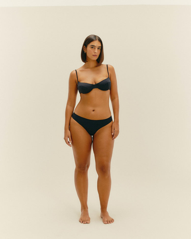 SHORTS NEGROS CON DETALLES DE TUBERÍAS