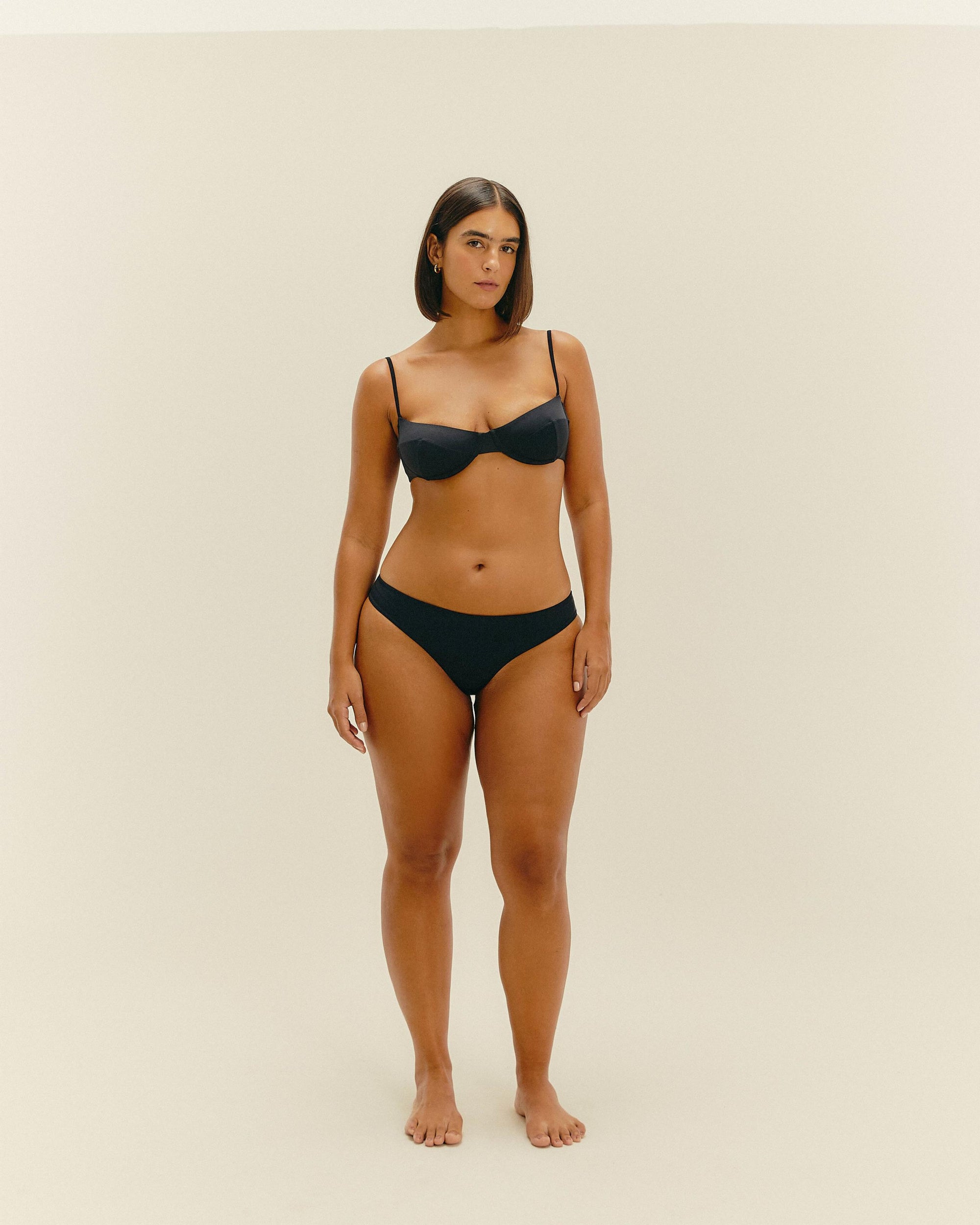 SHORTS NEGROS CON DETALLES DE TUBERÍAS