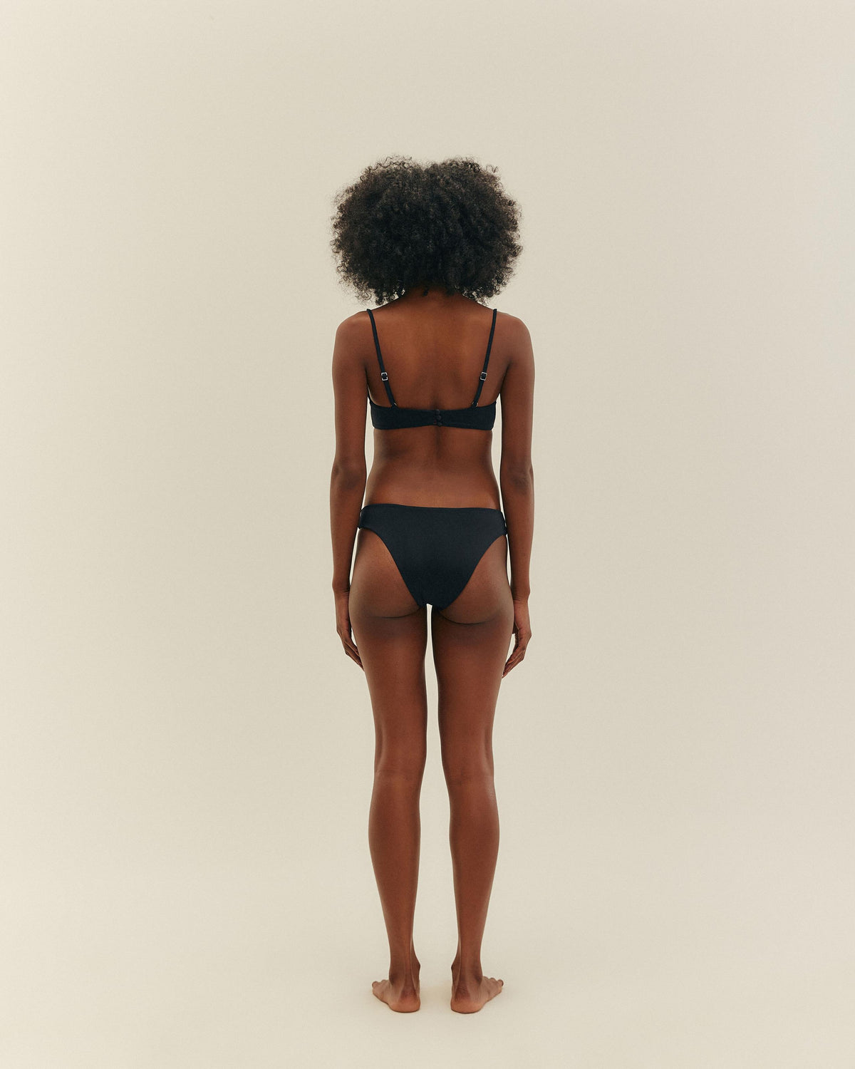 SHORTS NEGROS CON DETALLES DE TUBERÍAS