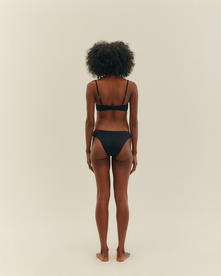 SHORTS NEGROS CON DETALLES DE TUBERÍAS