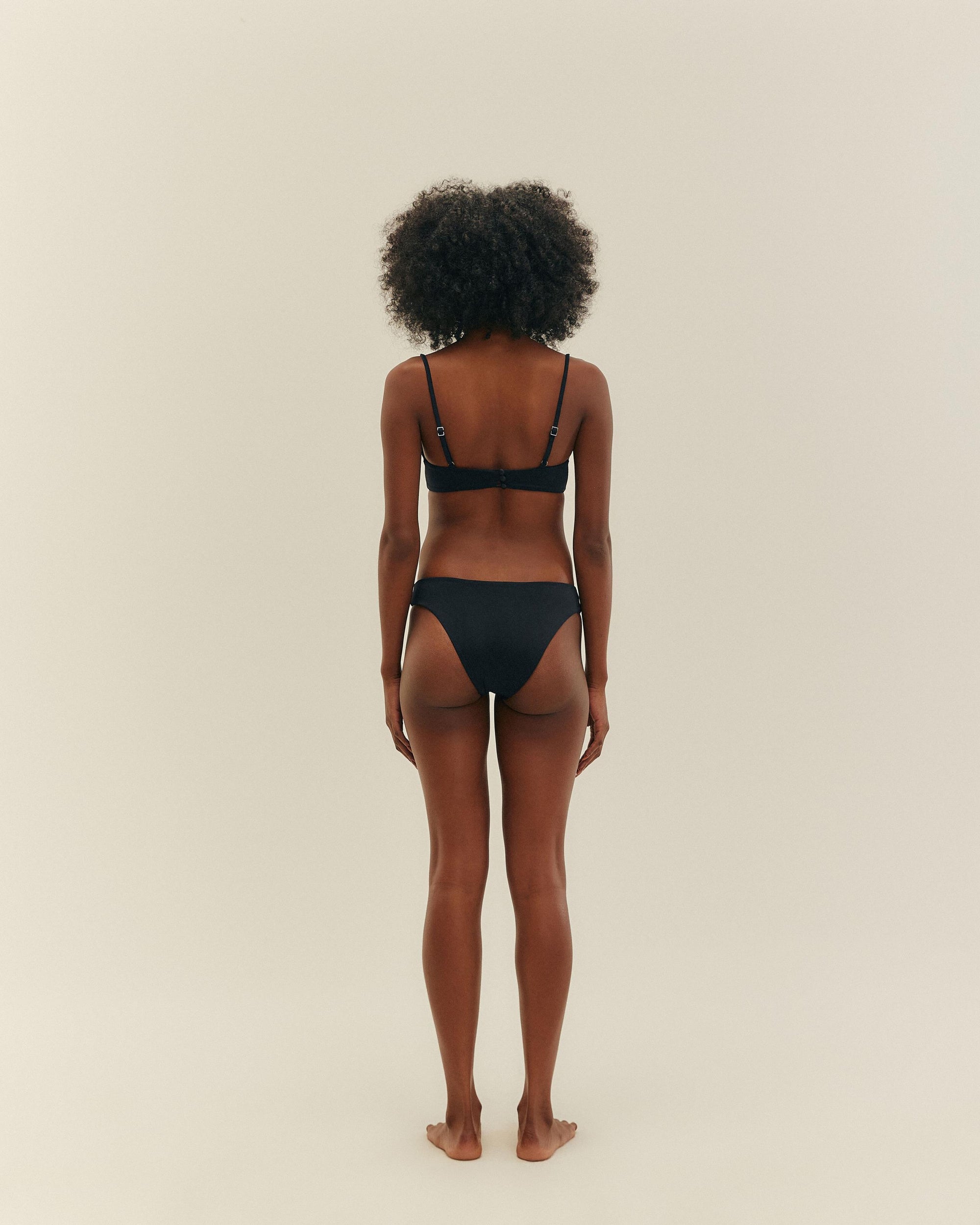 SHORTS NEGROS CON DETALLES DE TUBERÍAS