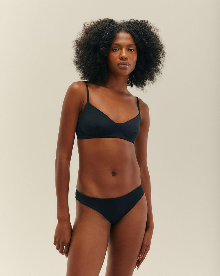 SHORTS NEGROS CON DETALLES DE TUBERÍAS