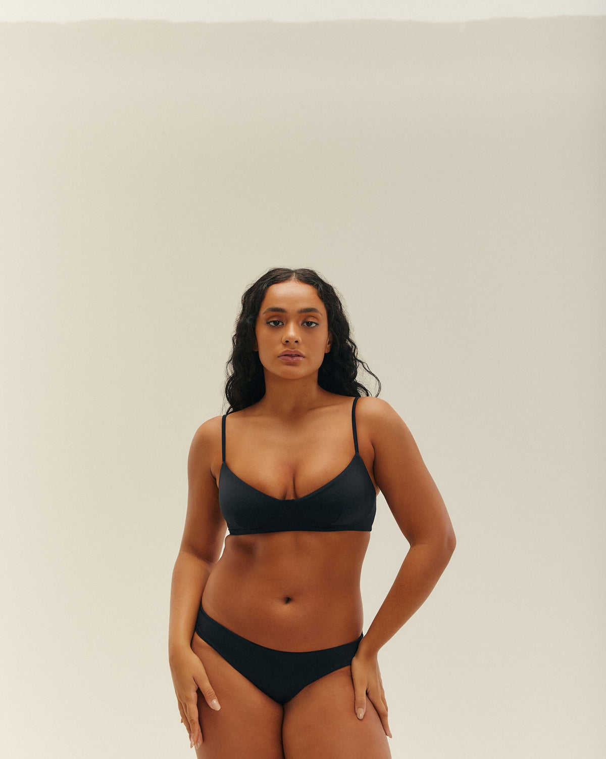 SHORTS NEGROS CON DETALLES DE TUBERÍAS