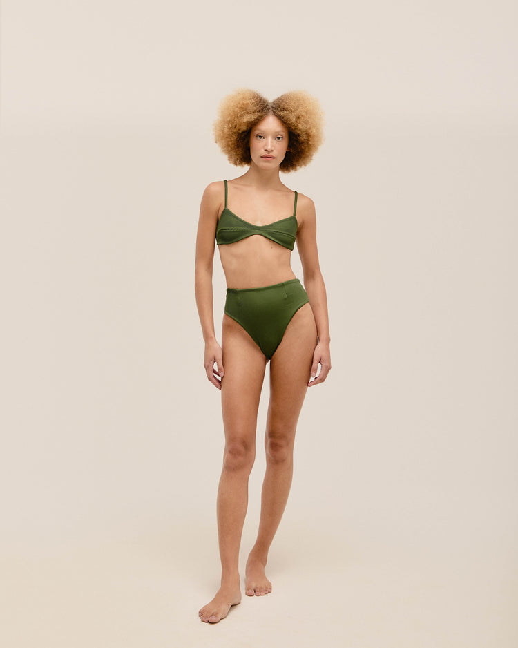 SHORTS CLÁSICOS CON RIBETE VERDE OLIVA