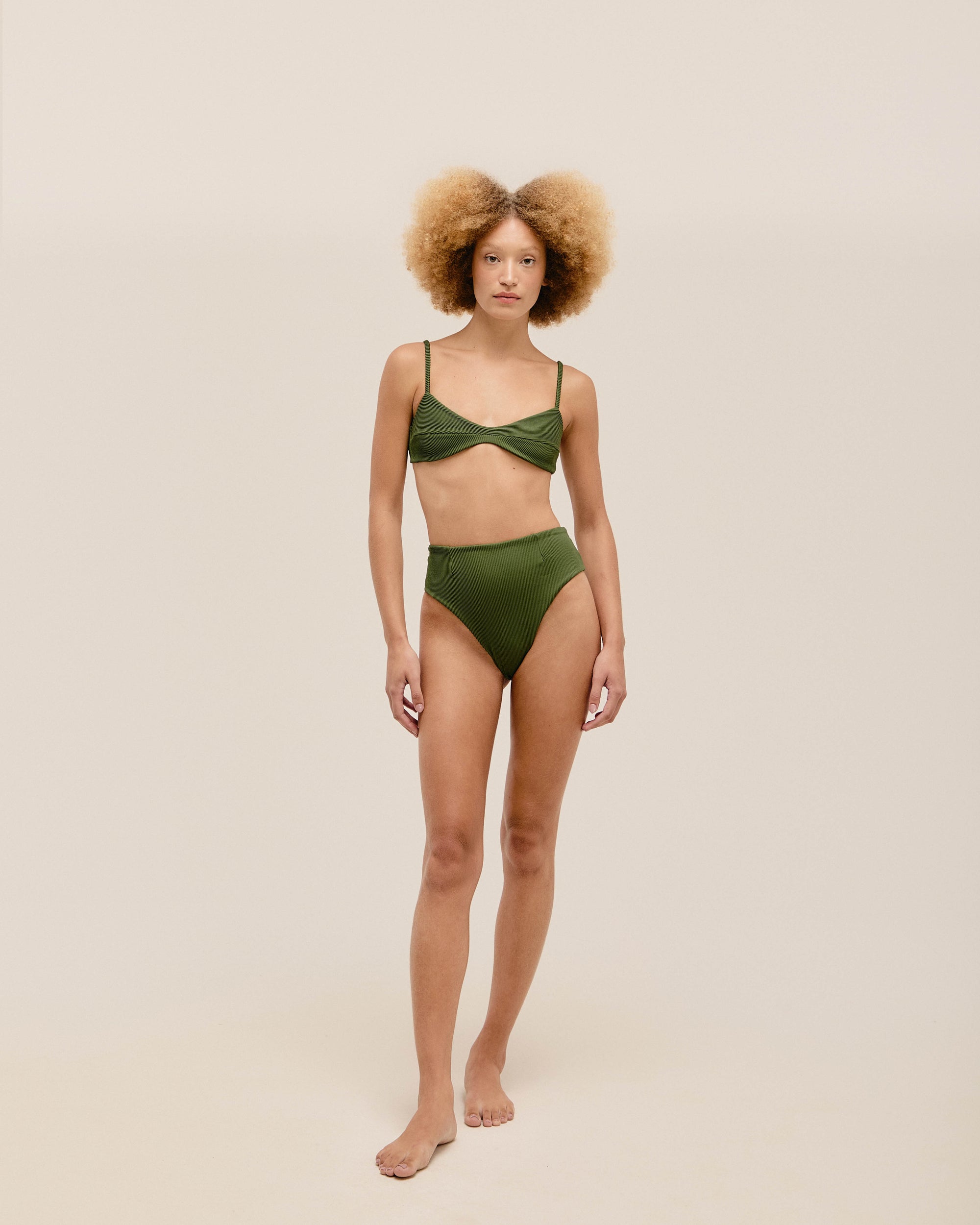 SHORTS CLÁSICOS CON RIBETE VERDE OLIVA