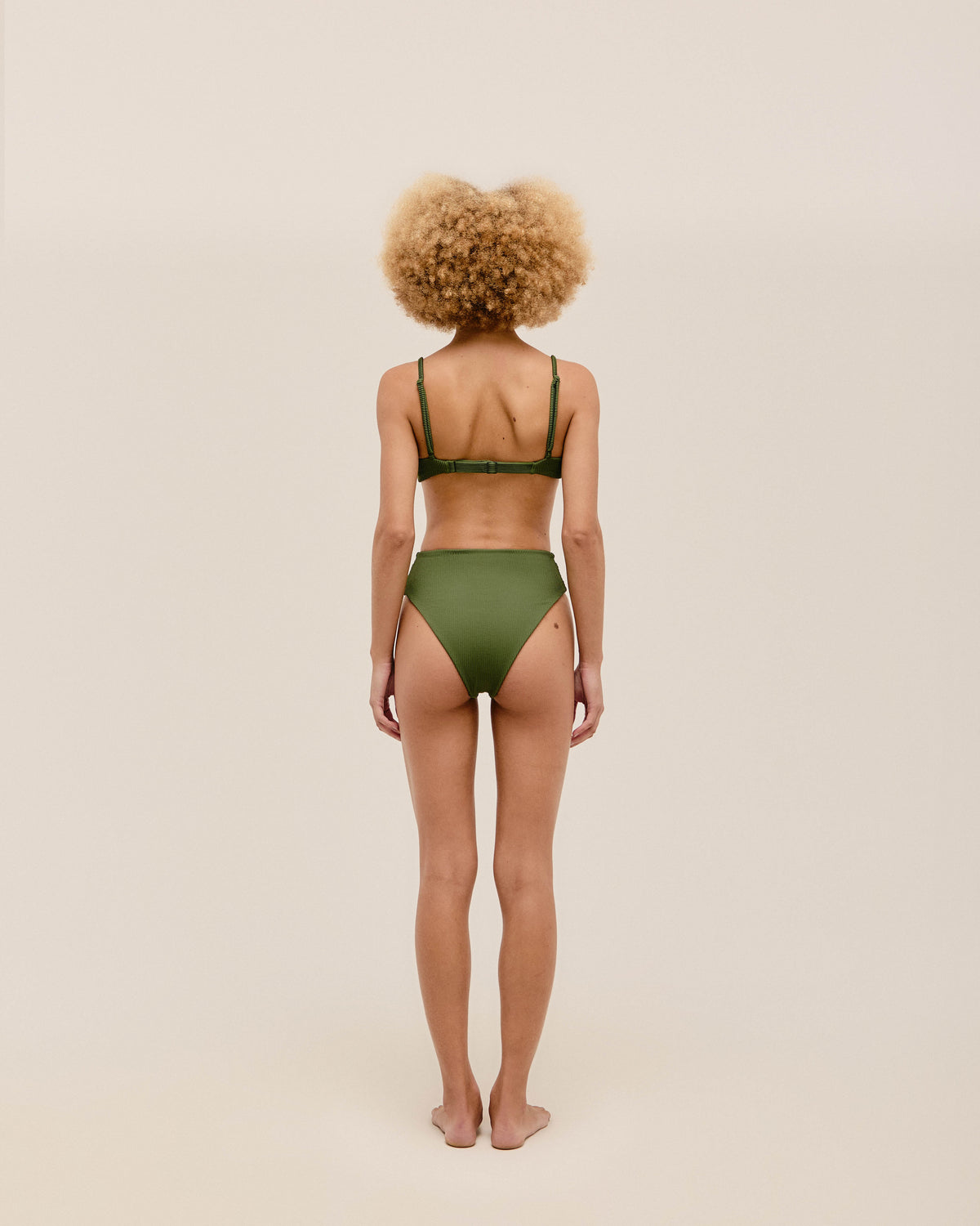 SHORTS CLÁSICOS CON RIBETE VERDE OLIVA
