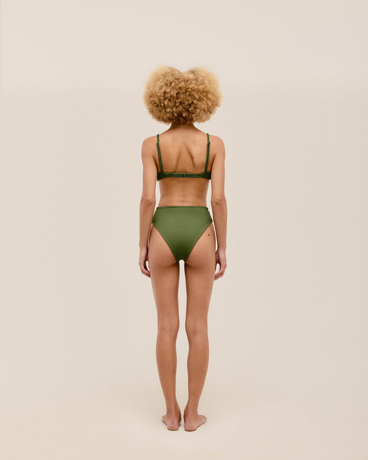 SHORTS CLÁSICOS CON RIBETE VERDE OLIVA