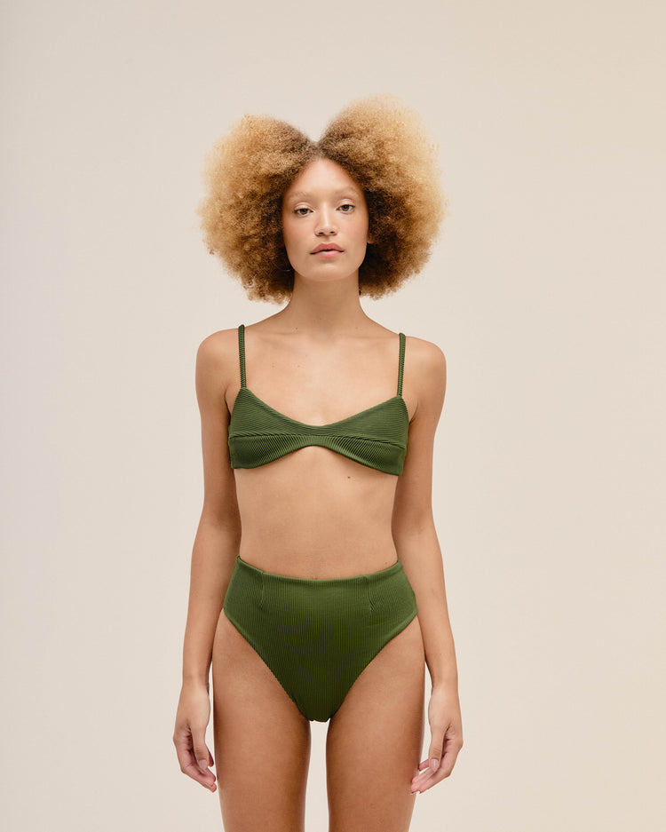 SHORTS CLÁSICOS CON RIBETE VERDE OLIVA