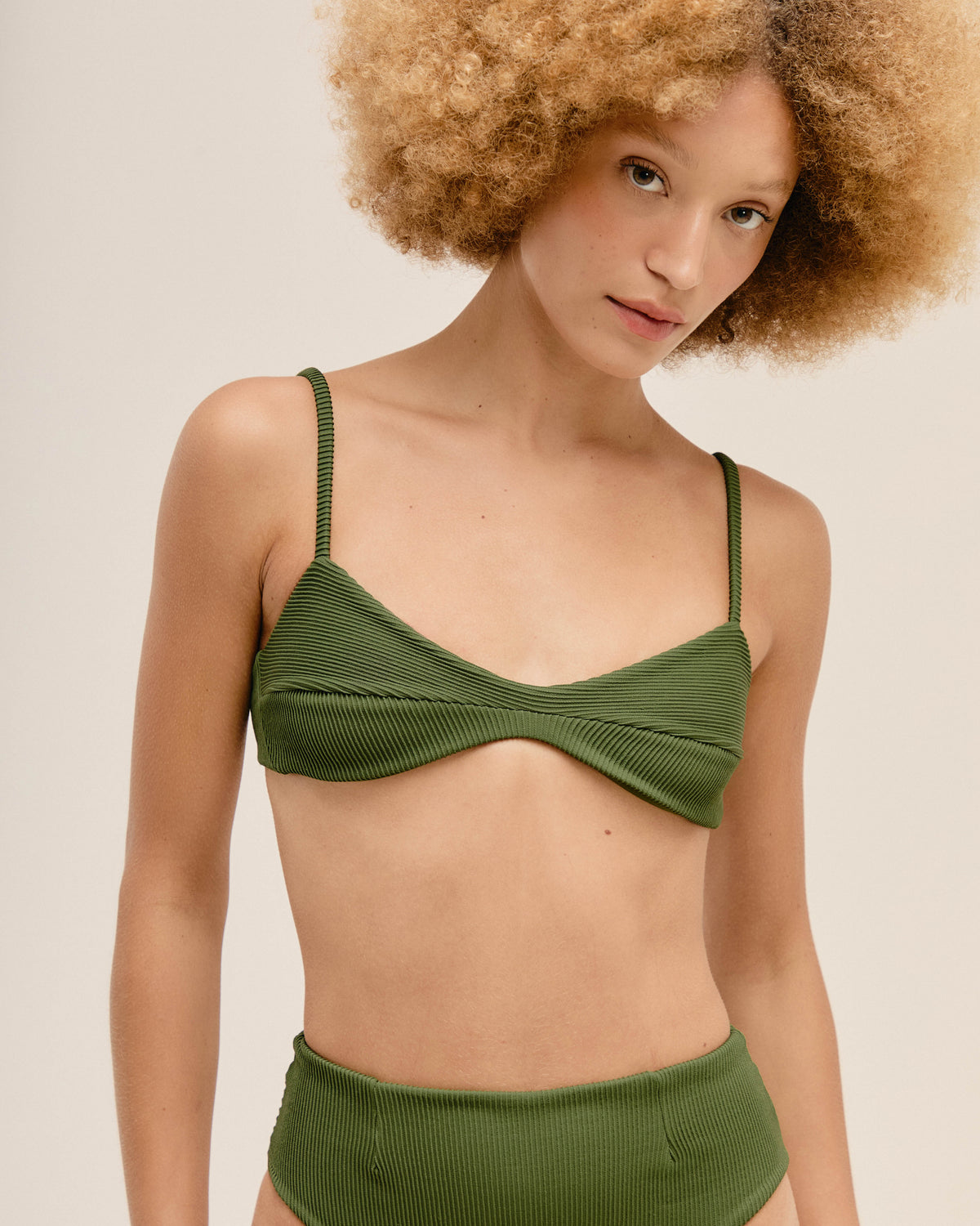 SHORTS CLÁSICOS CON RIBETE VERDE OLIVA