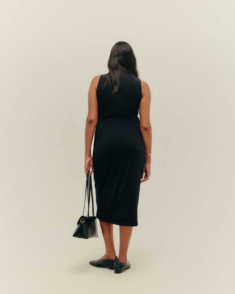 Vestido negro de cuello alto