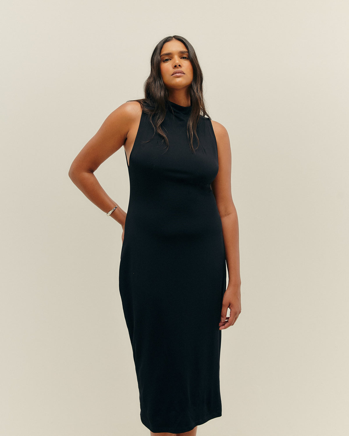 Vestido negro de cuello alto