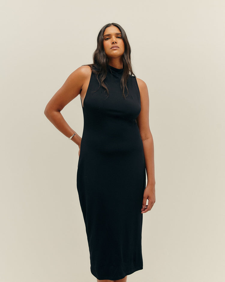 Vestido negro de cuello alto