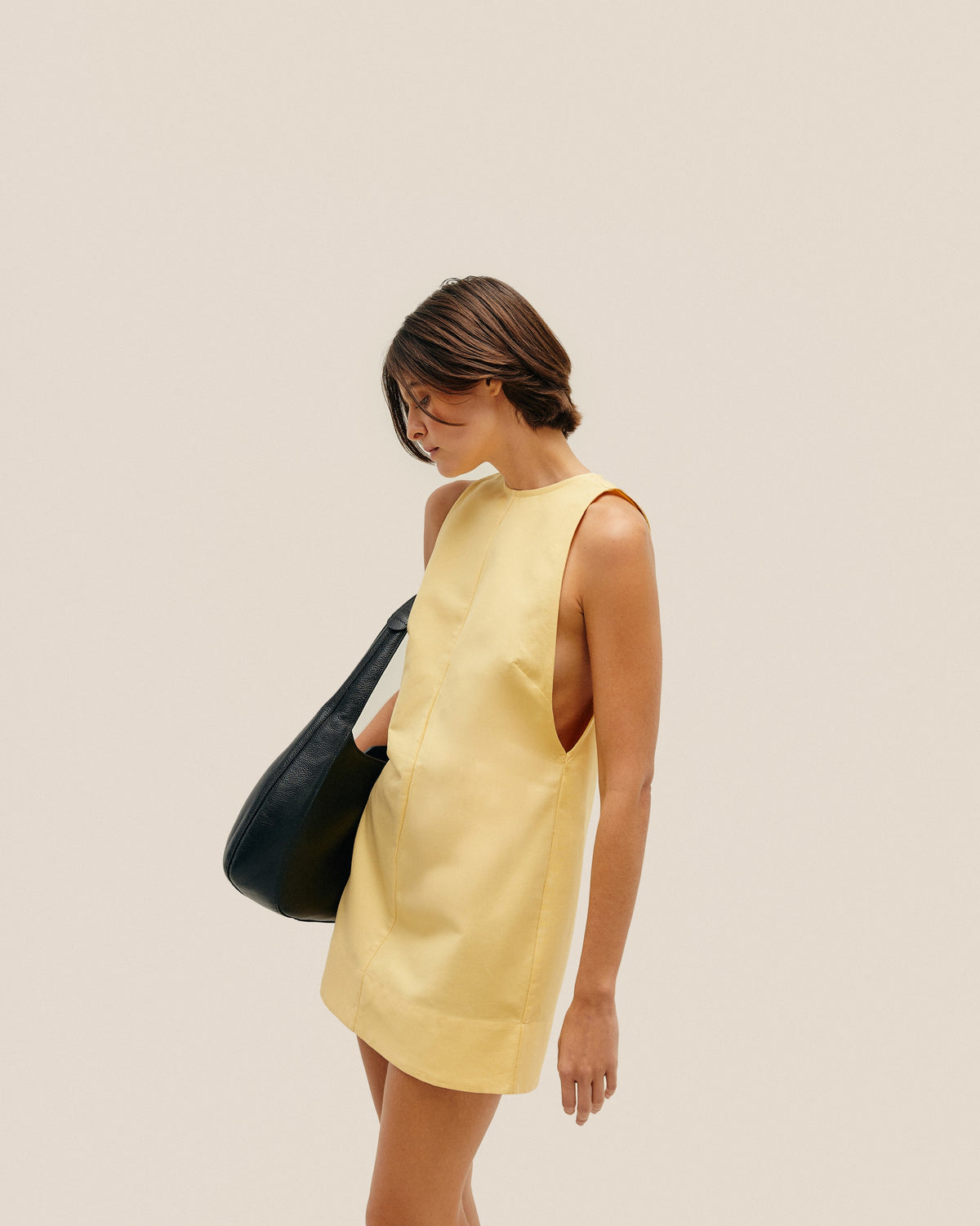 Vestido corto IVA en color amarillo brillante