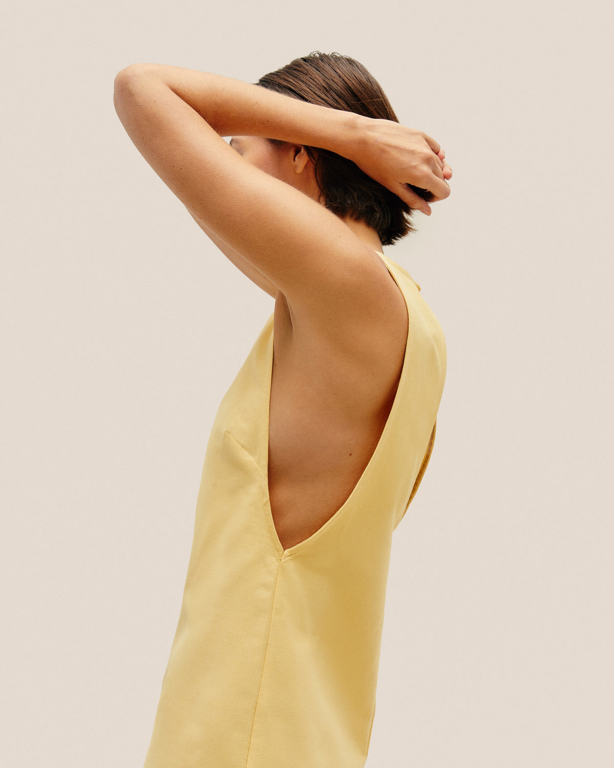 Vestido corto IVA en color amarillo brillante