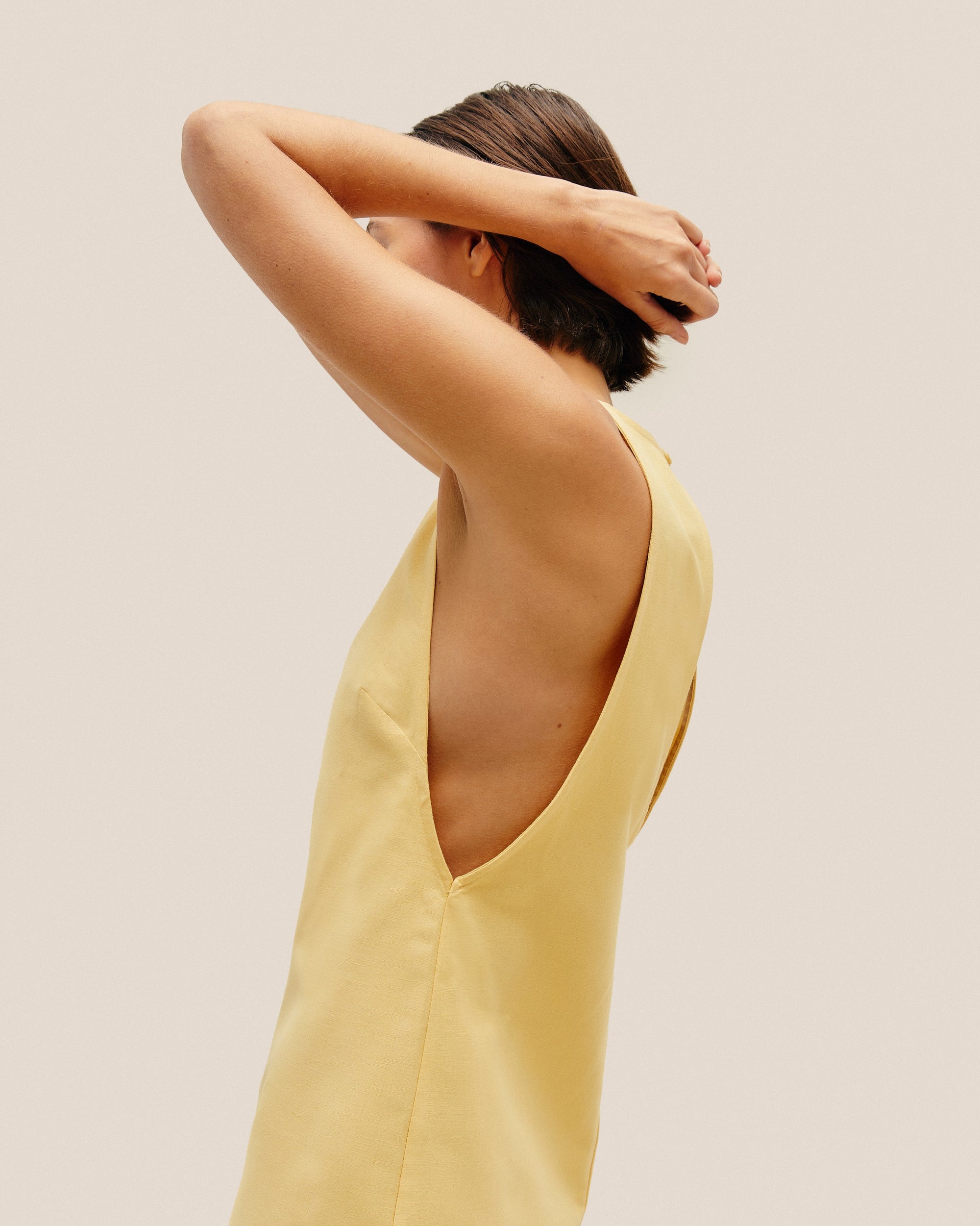 Vestido corto IVA en color amarillo brillante
