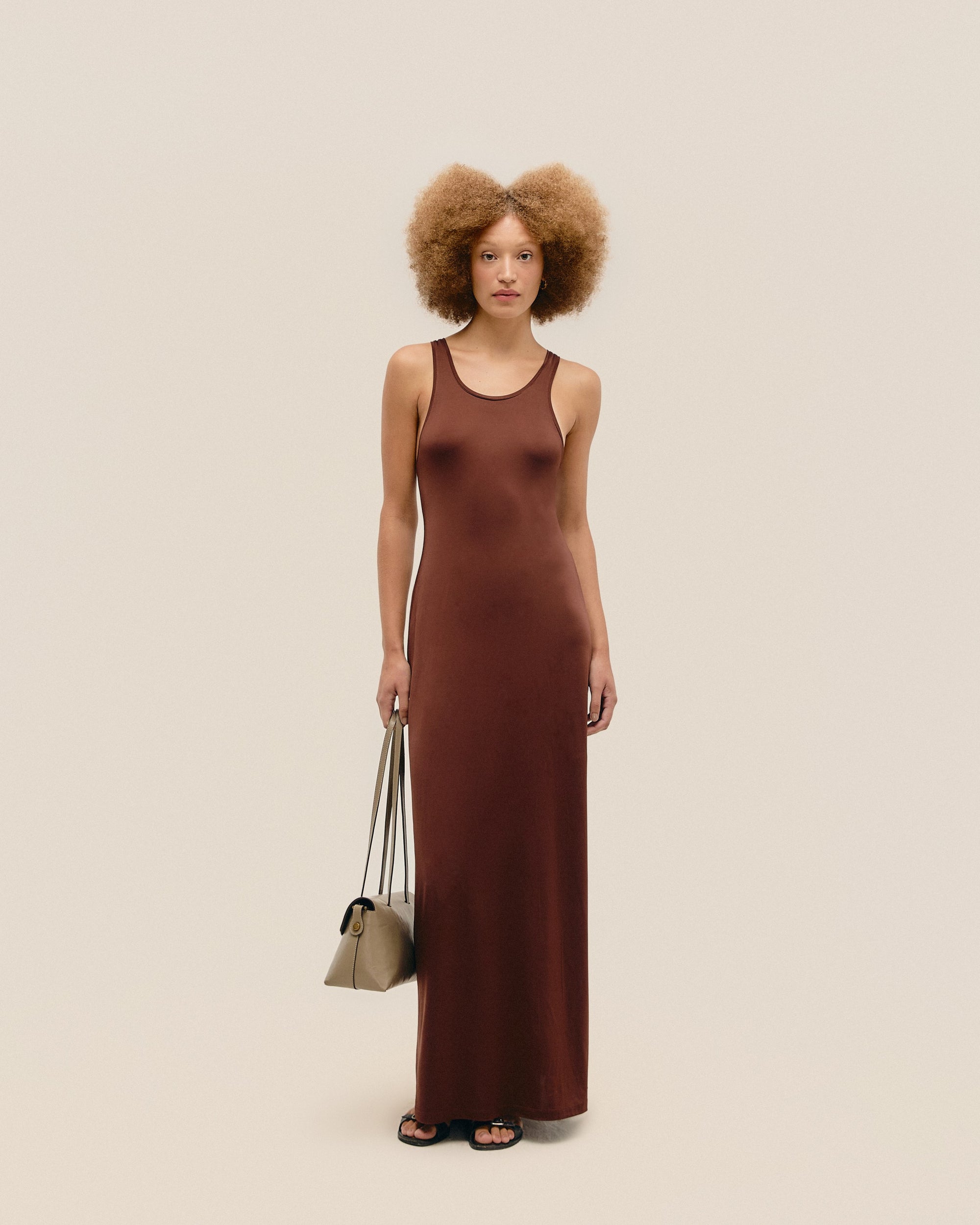 ANA DRESS. BRAUNA BROWN