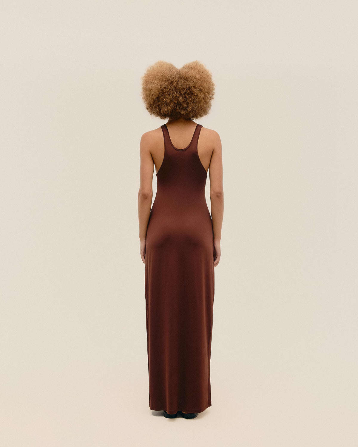 ANA DRESS. BRAUNA BROWN