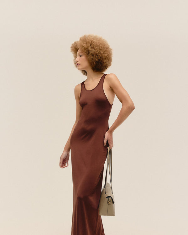 ANA DRESS. BRAUNA BROWN