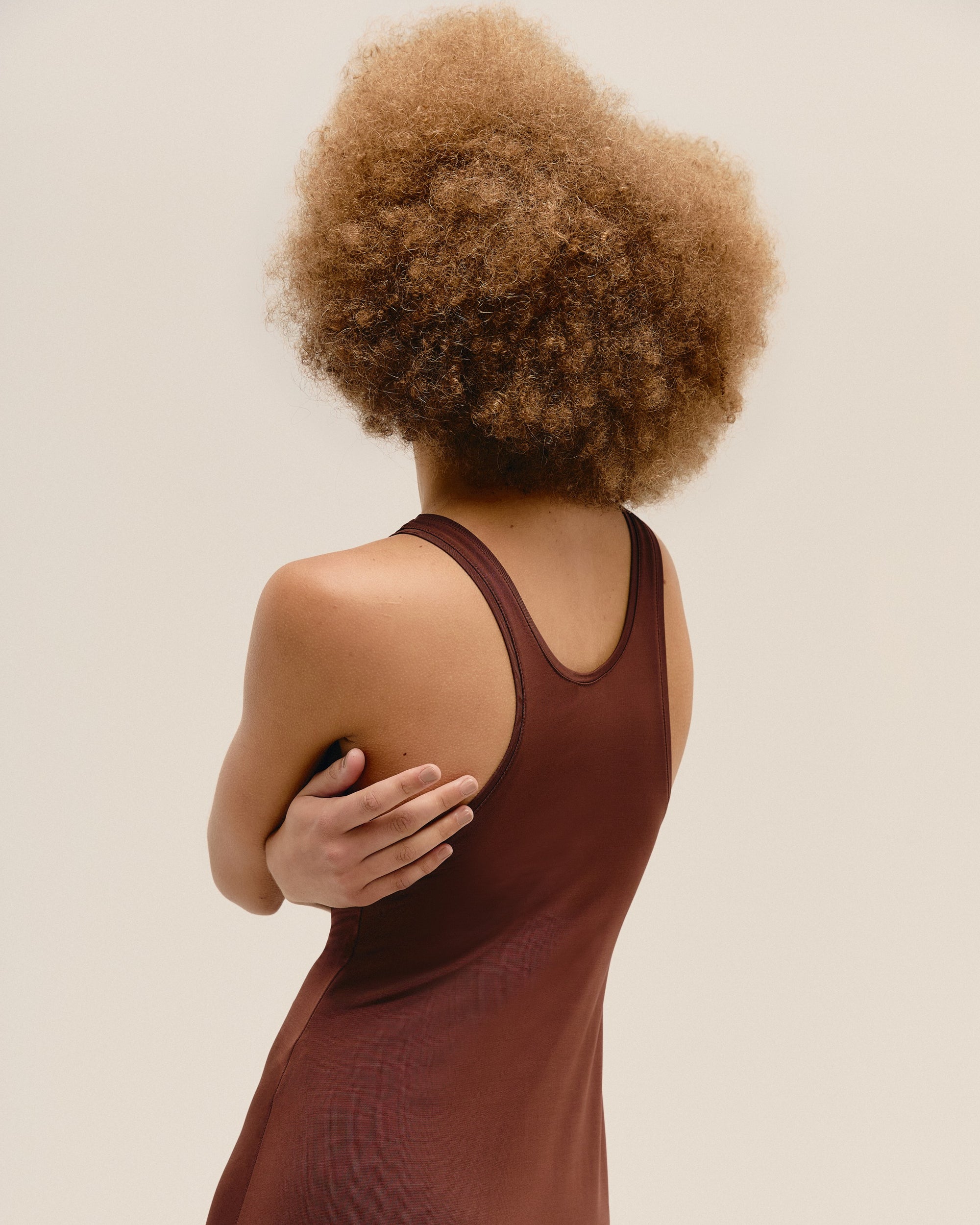 ANA DRESS. BRAUNA BROWN