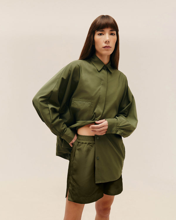 CAMISETA OVERSIZE DE NYLON VERDE OLIVA