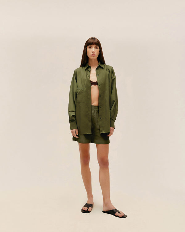CAMISETA OVERSIZE DE NYLON VERDE OLIVA