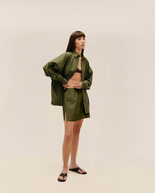 CAMISETA OVERSIZE DE NYLON VERDE OLIVA