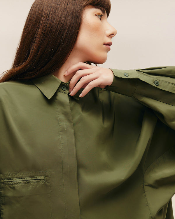 CAMISETA OVERSIZE DE NYLON VERDE OLIVA